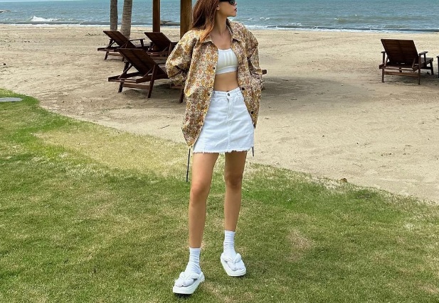 Công thức áo crop top và chân váy ngắn là lựa chọn của Yến Trang để tạo điểm nhấn nổi bật, phóng khoáng và góp phần che nắng hiệu quả.    