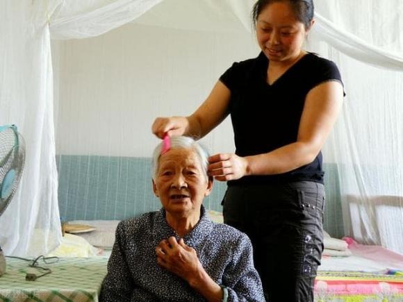 Sau lần ốm đó, bà Liễu nhận ra rằng không thể trông cậy vào bất kỳ ai, dù là con dâu hay con gái. 