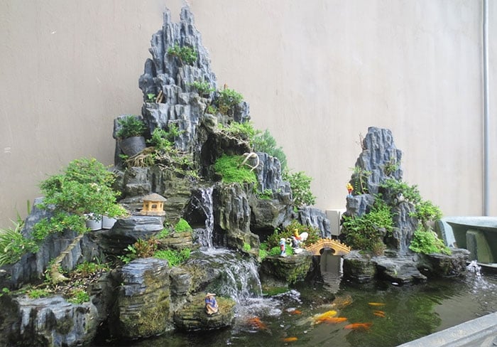 Hòn non bộ được xây trước nhà
