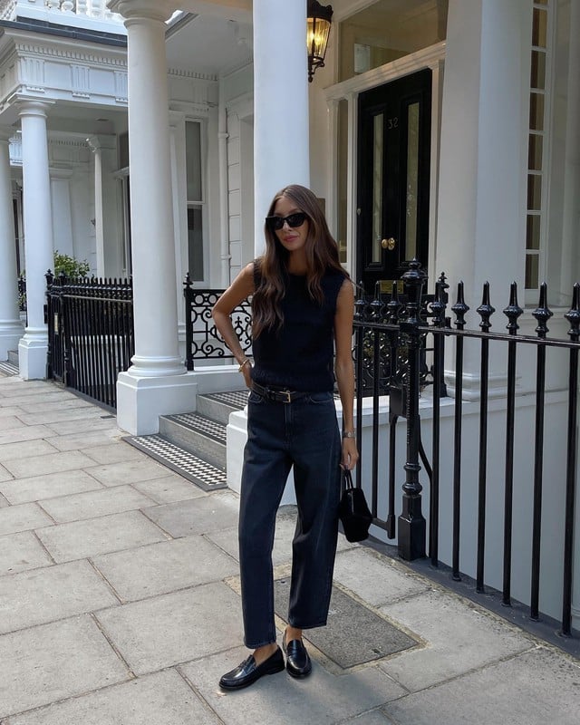 Với áo sát nách, cô kết hợp item này với quần denim đen ống đứng và tô điểm một chiếc thắt lưng da. 