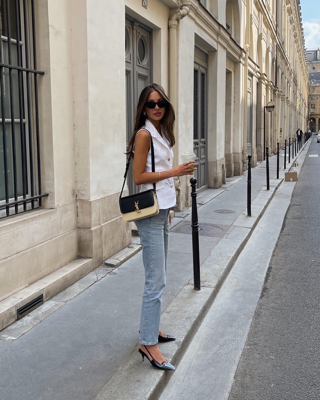 Cô kết hợp áo gile với quần jeans xanh và có được bộ đồ vừa thanh lịch, vừa trẻ trung, bụi bặm.   