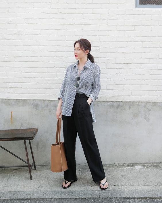 Áo sơ mi/blouse hoàn toàn phù hợp để diện đi du lịch. 