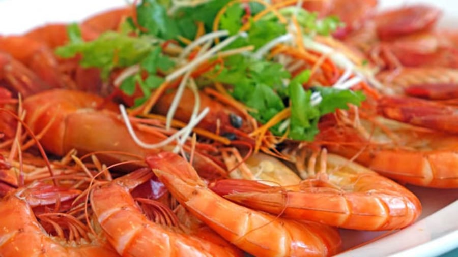 Tôm luộc đúng cách sẽ đỏ au, không dai, thịt ngọt