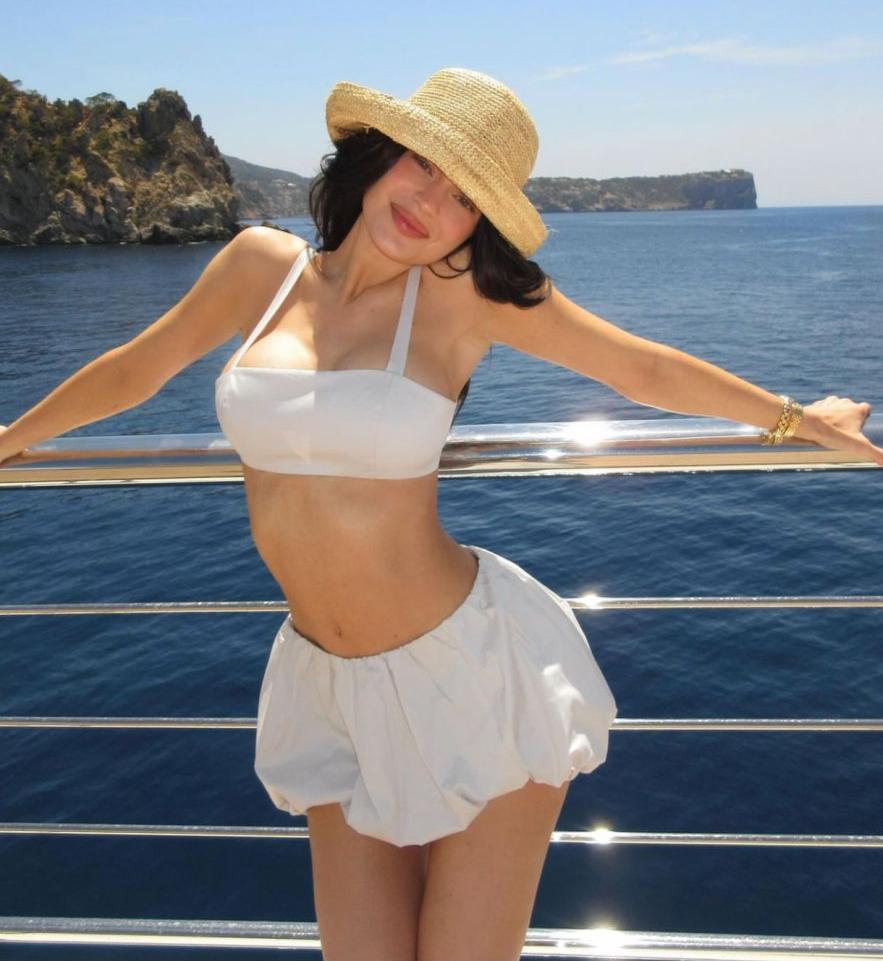  Cách mặc Kylie Jenner cho thấy rằng những cách phối đồ màu Shbet thế giới casino trong tay bạn không cần phải phức tạp. 