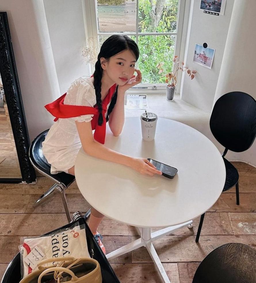 Hãy bổ sung vào bộ cánh những món phụ kiện nhỏ như túi xách mini, sandal có chút màu sắc