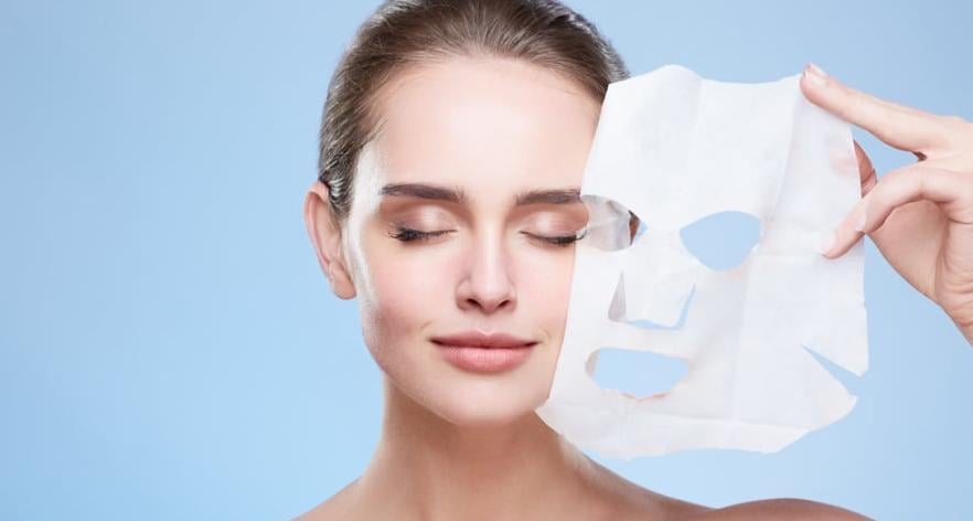 Dùng mặt nạ giấy đắp mặt là lựa chọn của phần lớn phái đẹp. 