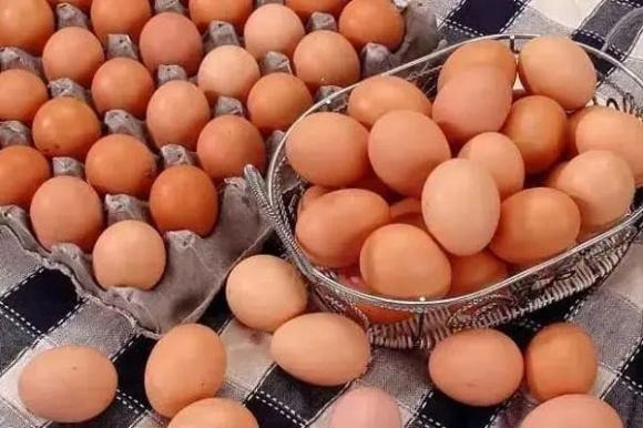 Cách xếp trứng đúng không phải là đặt ngang mà là xếp thẳng đứng, với đầu to hướng lên trên và đầu nhỏ hướng xuống dưới.