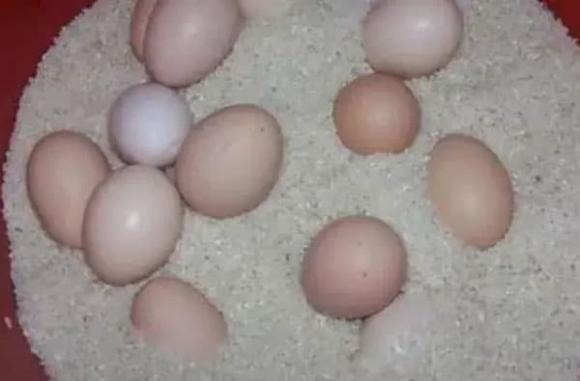 Bảo quản trứng trong gạo là một phương pháp phổ biến. 