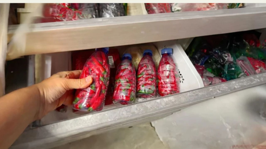 Cho ớt trộn dầu ăn rồi cho vào chai nhựa