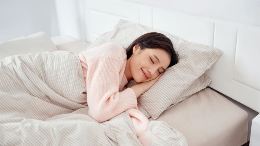 Ngủ nằm ngang giường không thoải mái 