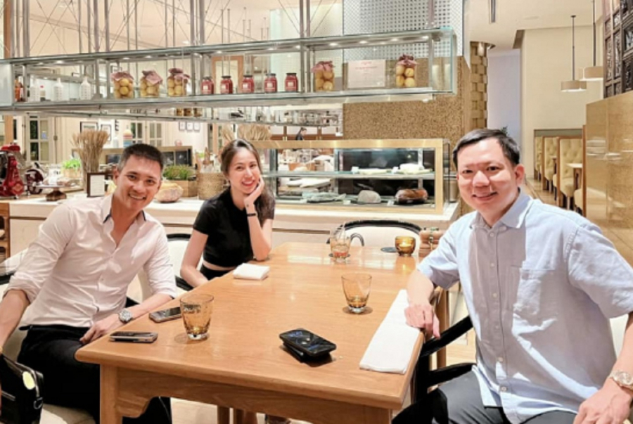 Vợ chồng Công Vinh và Thủy Tiên gặp gỡ bác sĩ Cao Hữu Thịnh    