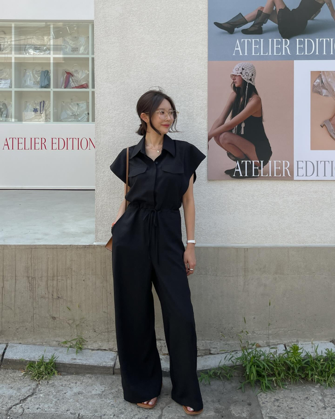 Jumpsuit mang tông màu đen rất dễ mặc, đồng thời tôn dáng cao ráo, thon gọn hơn.