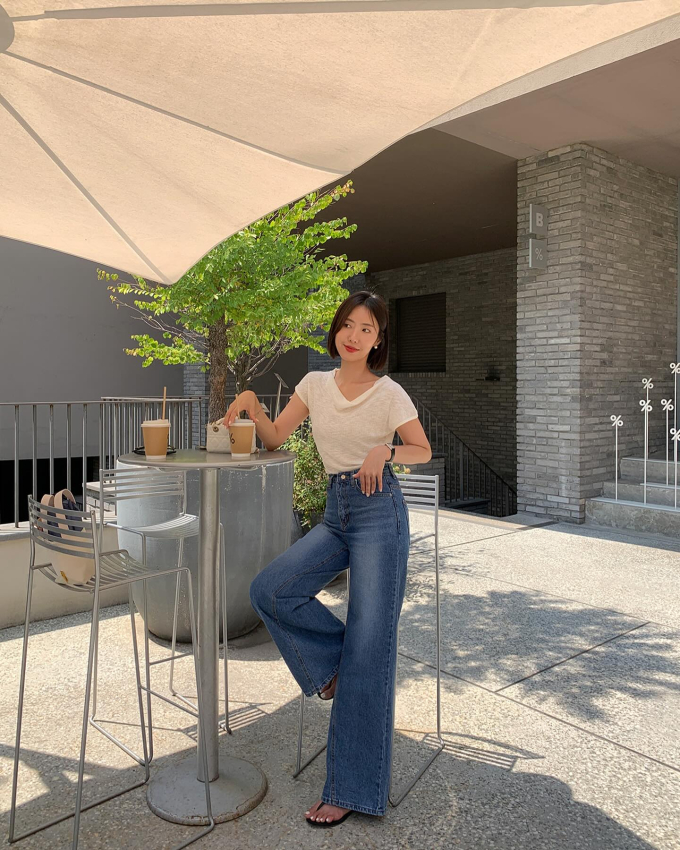 Quần jeans ống suông cũng là món đồ giúp nàng hoàn thiện phong cách.