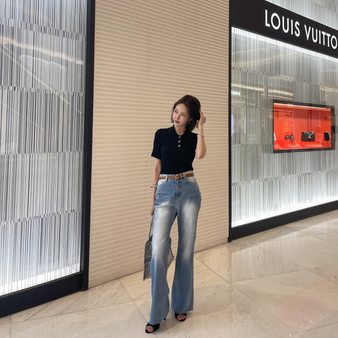 Áo dệt kim mix cùng quần jeans ống suông.