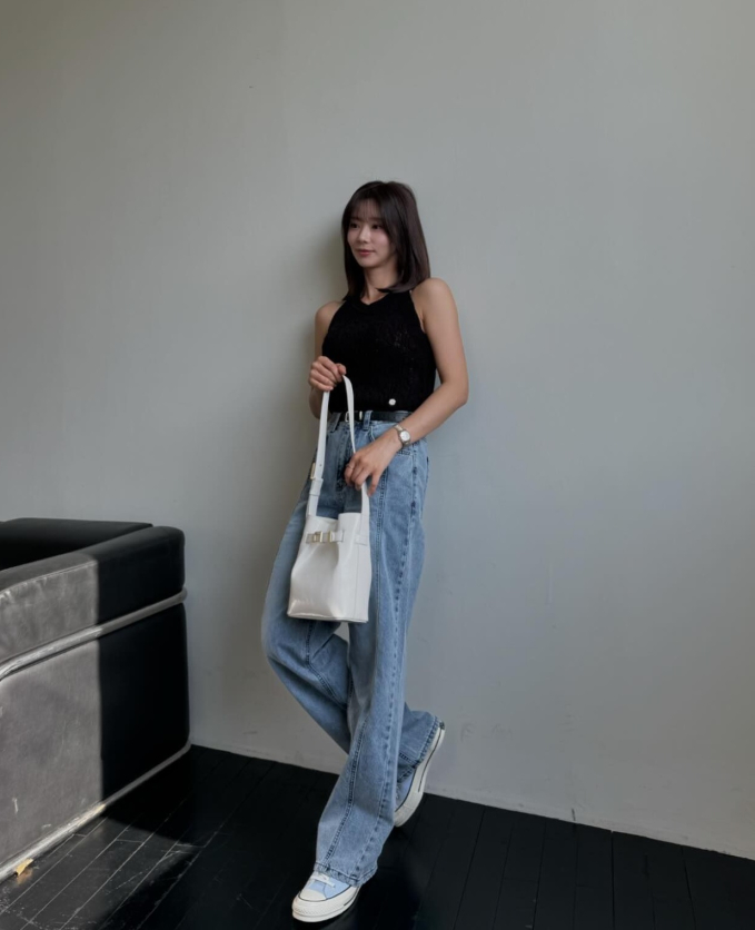 Áo cổ yếm và quần jeans ống suông vô cùng bắt mắt.
