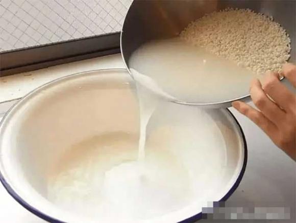 Hỗn hợp nước vo gạo và kem đánh răng cũng rất hiệu quả trong việc làm sạch phòng tắm.