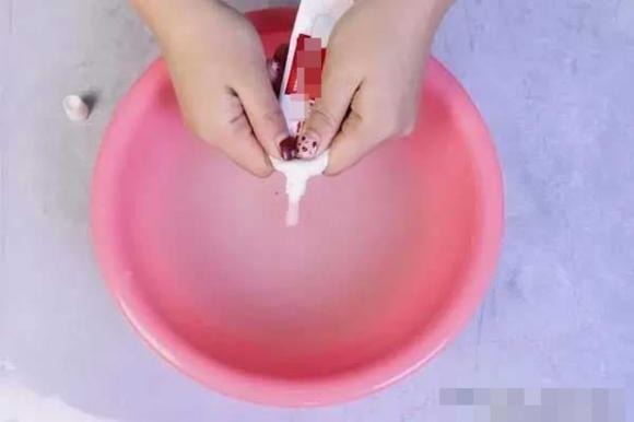 Vết bẩn trên quần áo thường gây không ít phiền toái. Để xử lý chúng, bạn có thể trộn nước vo gạo và kem đánh răng, sau đó thoa lên vùng bị ố vàng.