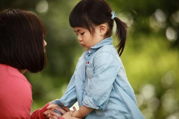 Làm mất mặt con trước người khác    