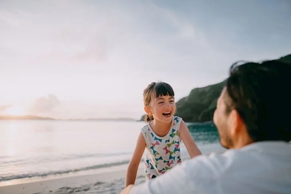 Khi lớn lên chúng sẽ kết hôn với kiểu đàn ông lịch thiệp. (ảnh minh họa)