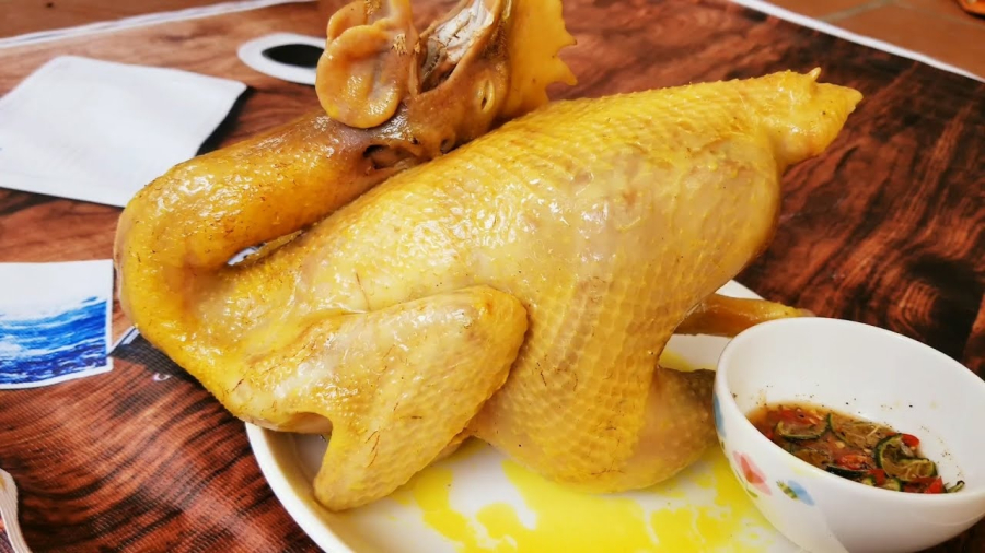 Gà luộc vàng da, ngọt thịt