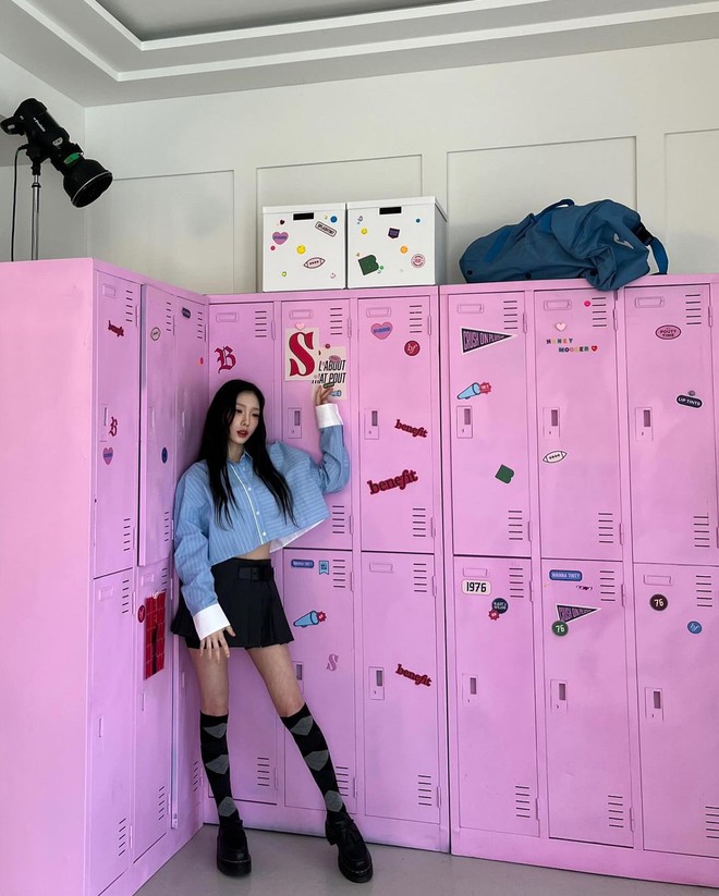 Cô còn khéo léo mix match linh hoạt chân váy ngắn với áo baby doll, áo gile... với nhiều phong cách khác nhau. 
