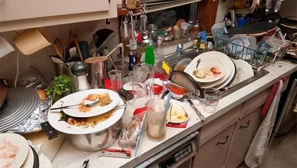 Nhà bếp là không gian thường xuyên tiếp xúc với khói dầu và việc lau chùi những vết dầu mỡ là một việc làm đau đầu, đặc biệt đối với các bà nội trợ.