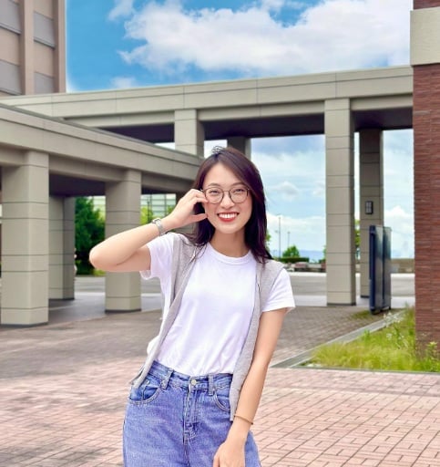 Cô diện áo thun trung tính như áo đen hoặc trắng và mix cùng quần âu ống suông, quần kaki, chân váy dài..