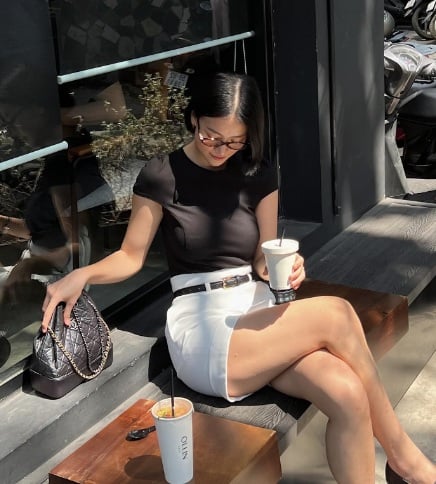  Cô thường kết hợp áo thun với quần màu be, quần jeans ống loe, chân váy dài đơn giản nhưng vẫn rất tinh tế .