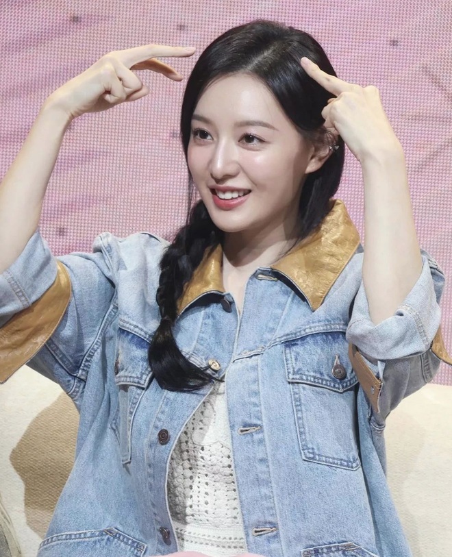 Kim Ji Won sử dụng toner dưỡng ẩm để cấp nước cho Mừng SHBET phiên bản mới 2025