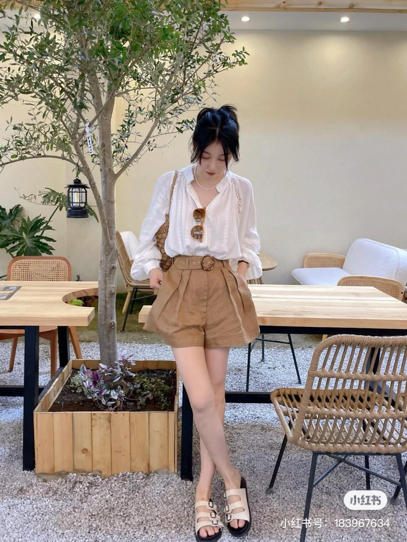 Chiều dài của quần shorts kết hợp với phần cạp cao dễ dàng khiến đôi chân trông ngắn