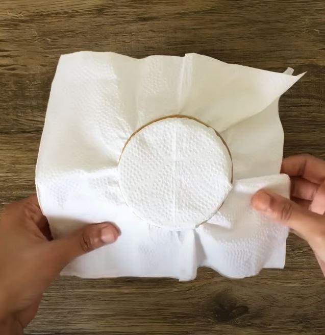 Khi đã cho táo, đường và nước lọc vào hũ, bạn hãy dùng khăn vải mỏng hoặc khăn giấy để đậy kín miếng hũ, chờ cho giấm táo lên men.