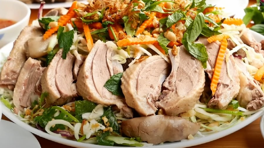 Thịt ngan luộc chín đem chặt thành miếng vừa ăn và bày ra đĩa.