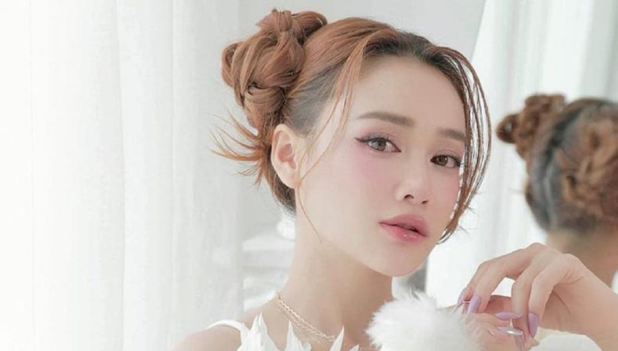 Thực tế cô từng ca hát trên sân khấu, nhưng chỉ phục vụ với mục đích giúp đỡ, hỗ trợ đồng nghiệp. 