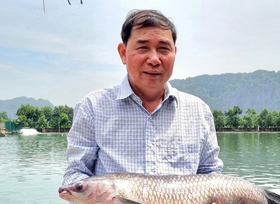 Chỉ cần một chiếc điện thoại thông minh có cài đặt phần mềm, anh Thịnh có thể điều khiển từ xa việc cho cá ăn đúng giờ và đúng lượng thức ăn