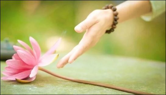 Nhiều người sống mà cứ thích so bì, thường có tâm lý đố kỵ, ghen ghét những người có điều kiện hơn mình. (ảnh minh họa)