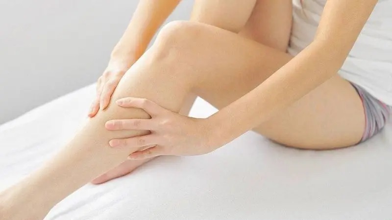 Hành động vỗ bắp chân trước khi đi ngủ sẽ làm ấm và giãn cơ, ngừa chuột rút.