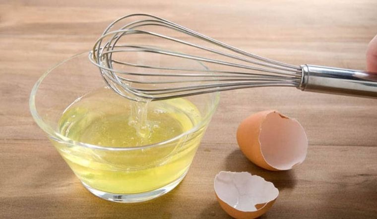 Đối với các món canh, soup quá mặn, thêm lòng trắng trứng gà hoặc vịt (không đánh tan) vào nồi, đun sôi khoảng 5 phút rồi vớt ra.