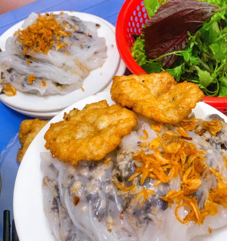 Bánh cuốn Hạ Long được tráng dày vừa phải và ăn kèm chả mực giã tay.