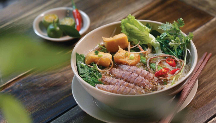 Bún bề bề là sự kết hợp giữa bề bề tươi ngọt và nước dùng chua dịu, ngọt thanh.