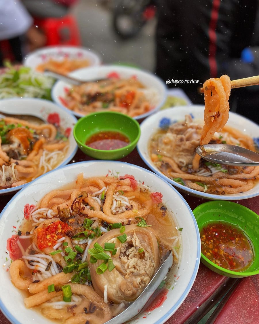 Điểm nổi bật của bún suông có lẽ là phần nước lèo ninh kỹ từ xương heo.