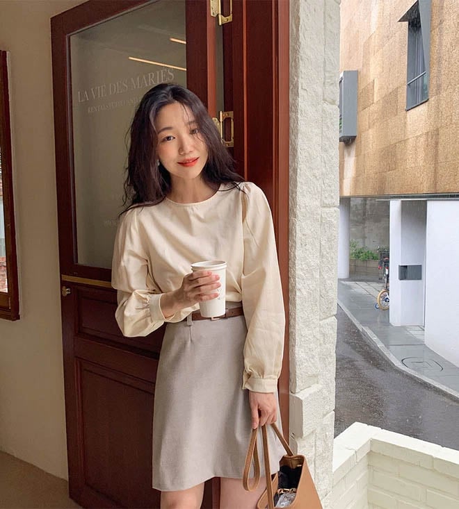 Với ai theo đuổi phong cách này, đừng quên chọn cho mình những áo trễ vai, áo blouse, áo voan, hay ren điệu đà.
