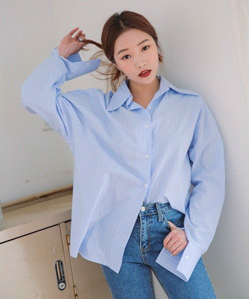Để hoàn thiện style trẻ trung, thời thượng, chị em nên chọn sơ mi oversized, thay vì phiên bản chiết eo đã lỗi mốt. 