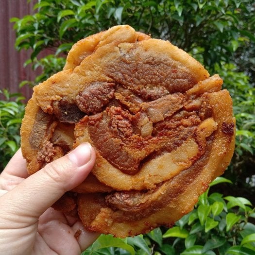 Miếng bánh tóp mỡ được đóng gói cẩn thận, khi mua về có thể ăn ngay