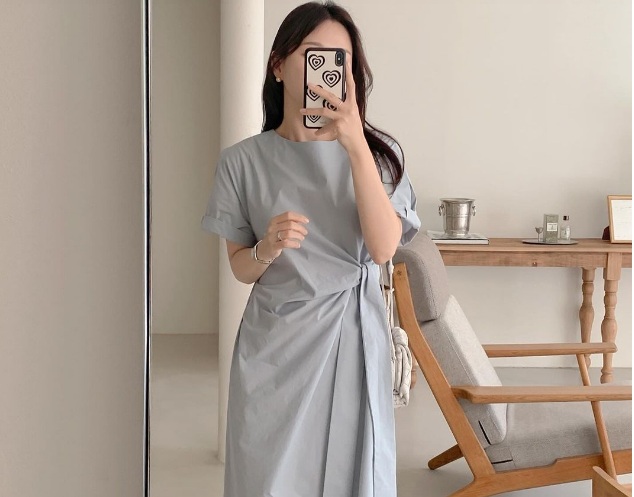 Đầm với đường may chiết eo lệch 1 bên cũng là lựa chọn ưu tiên cho nàng eo bánh mì.
