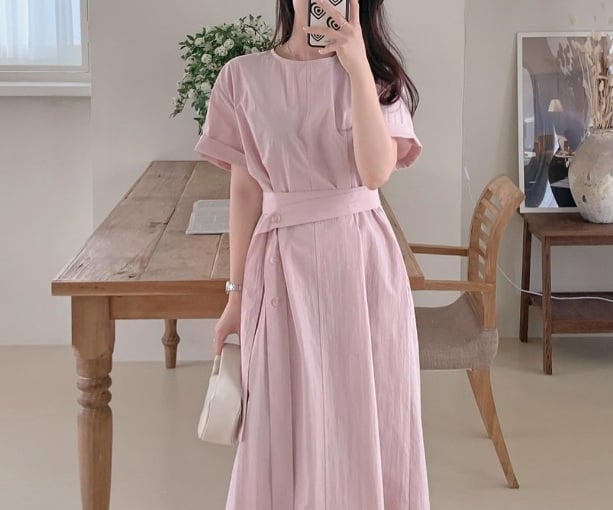 Những chiếc đầm với đường chiết eo bản to giúp vóc dáng của nàng trông thon thả hơn.