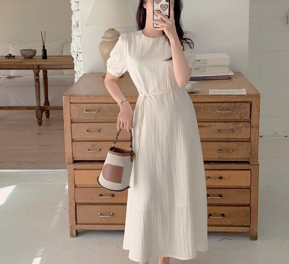 Đầm chỉ với một đường thắt ở eo cũng đủ để tạo nên vẻ thon gọn, đồng thời che đi khuyết điểm vòng hai.