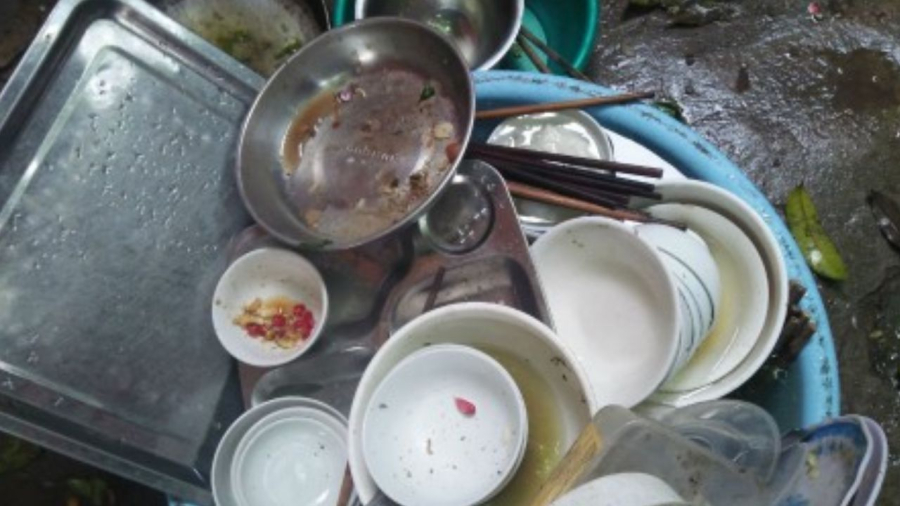 Rửa bát là việc của người trong gia đình không phải của khách mời