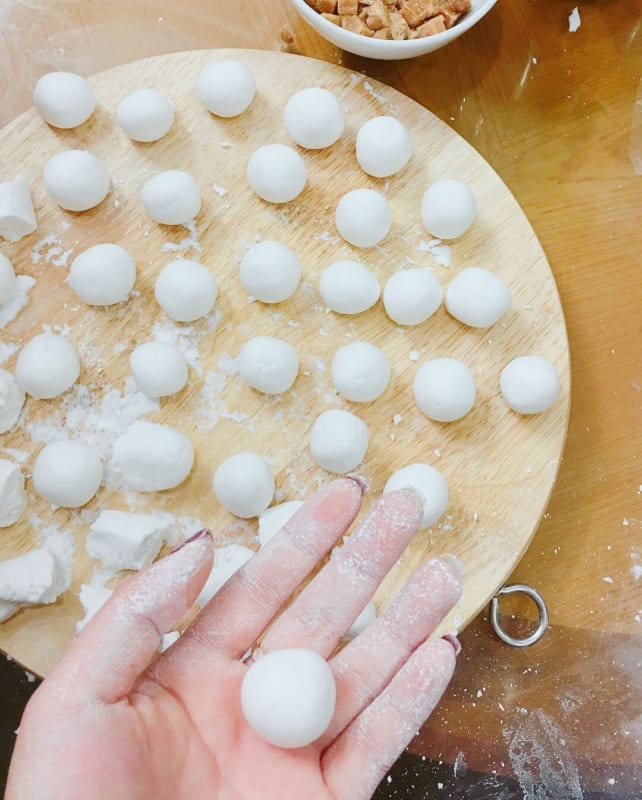 Tùy vào sở thích, có thể viên bột thành những viên tròn nhỏ.