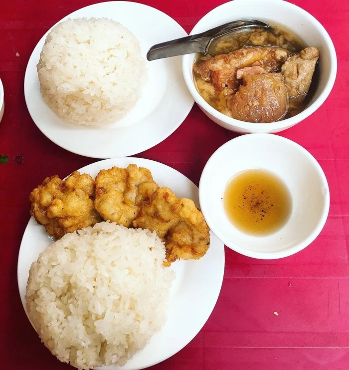 Một đĩa xôi chả mực thường gồm có chả mực giã tay, xôi trắng nấu dẻo.