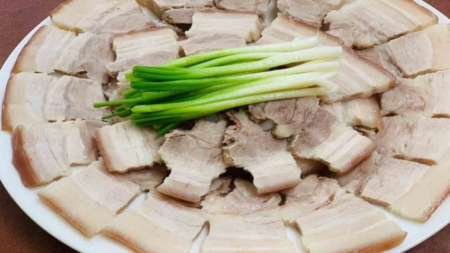 Luộc thịt nước sôi hay nước lạnh mới đúng